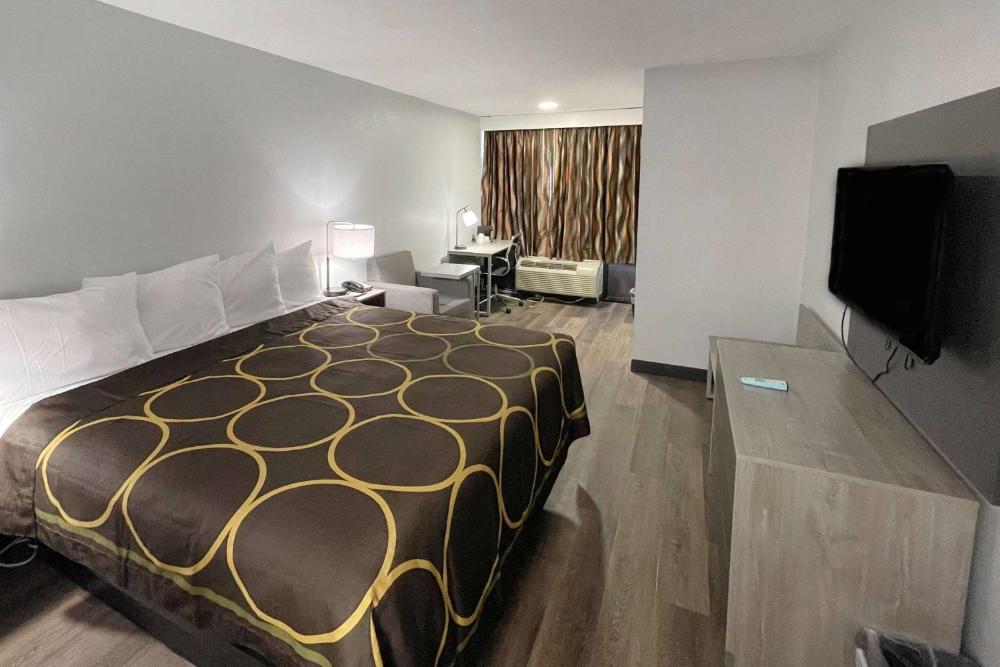 King Room - Non-Smoking interior